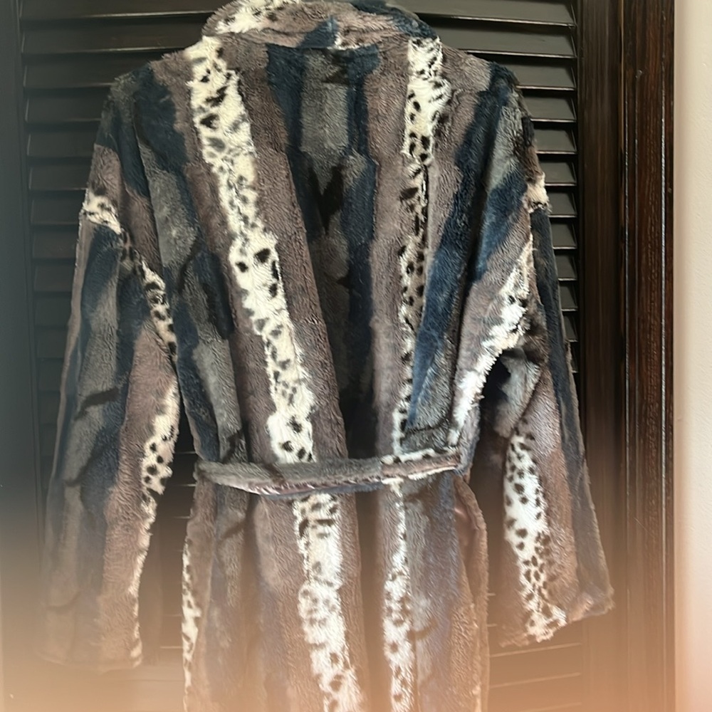 SPALALA FAUX FUR ROBE - Picture 4 of 5